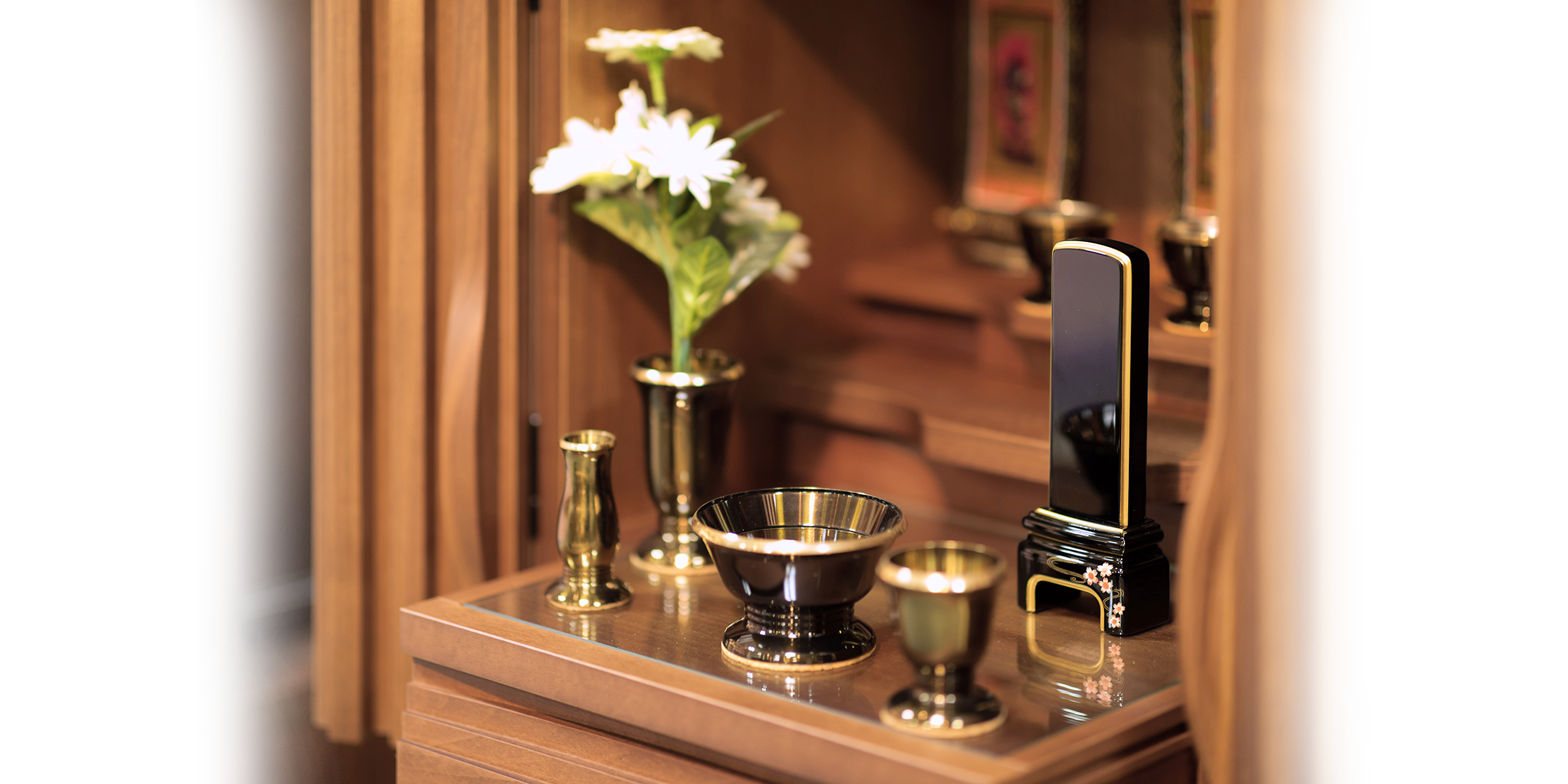 黒塗り位牌と金色の仏具を配した仏壇内部